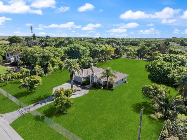 a view of a garden with lawn chairs