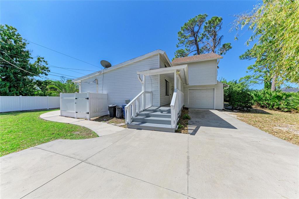 1581 Royal Road Venice, FL 34293 - Photo 4 of 41 front view of a house with a yard