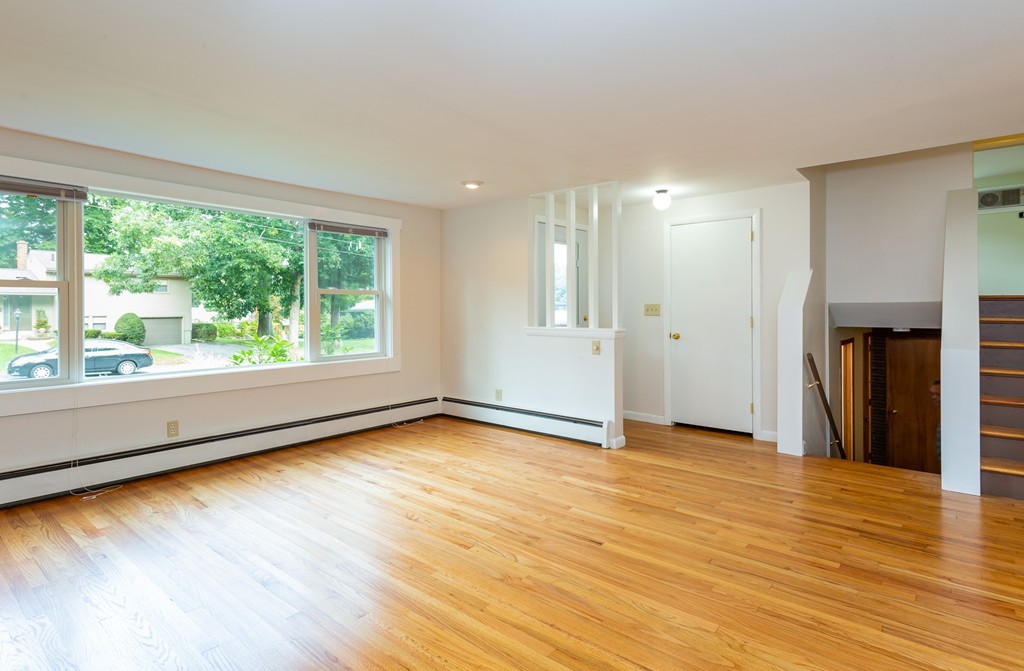138 West Meadowview Road Holyoke, MA 01040 - Photo 3 of 30