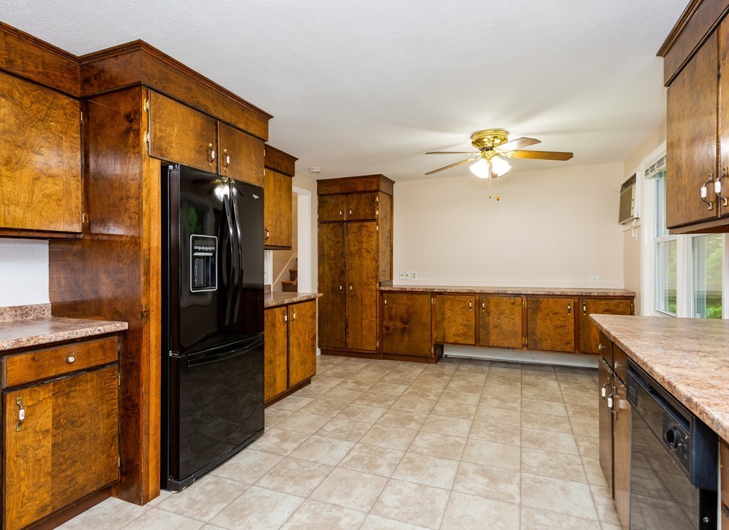 138 West Meadowview Road Holyoke, MA 01040 - Photo 9 of 30