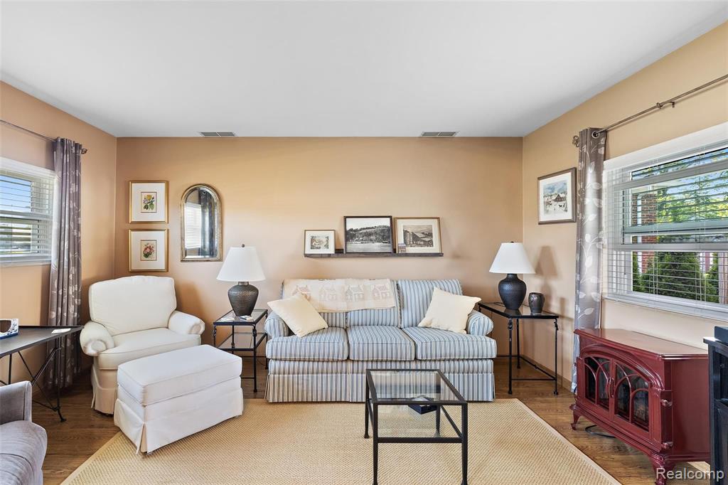 327 West Maple Road Clawson, MI 48017 - Photo 6 of 26