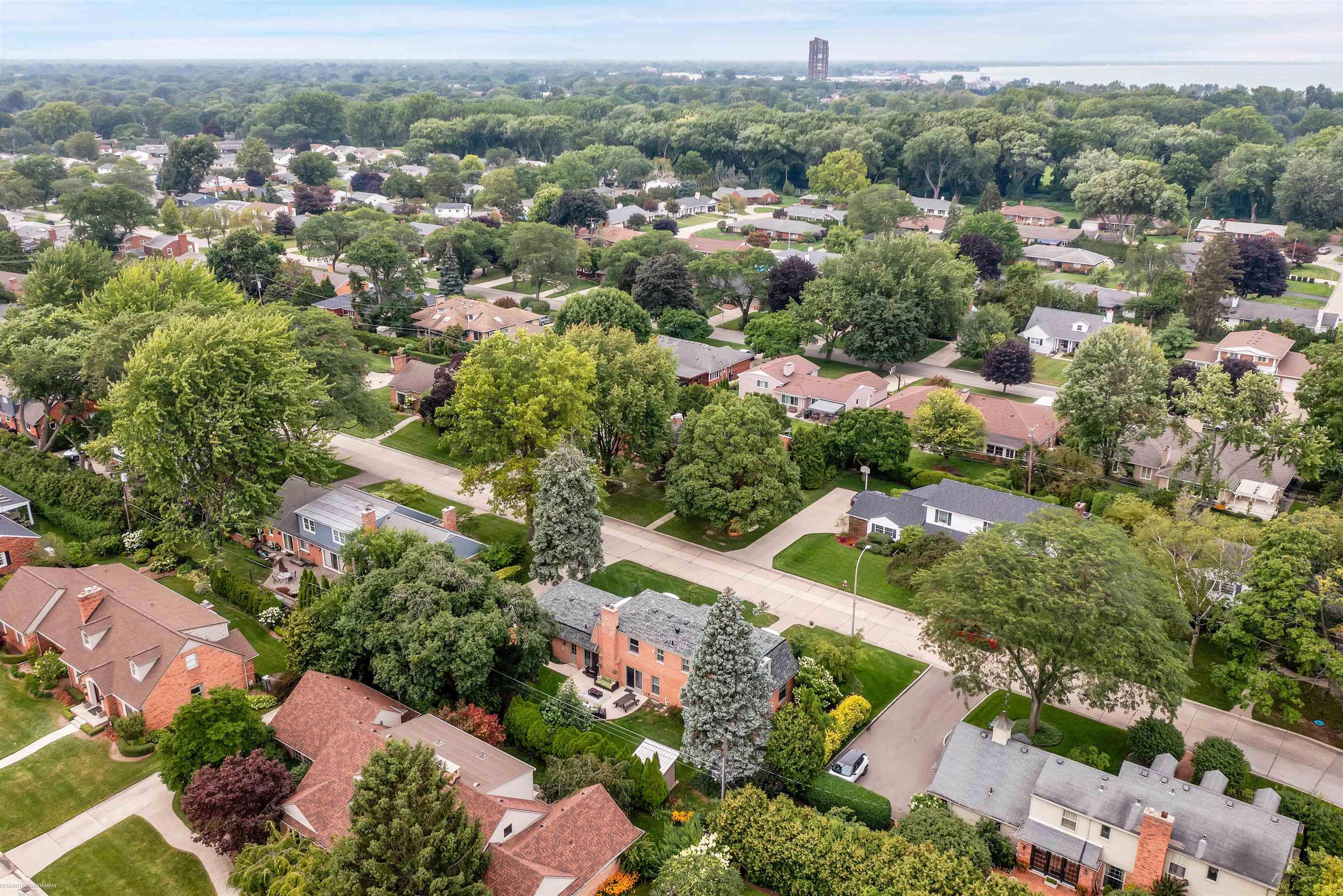 31 North Duval Road Grosse Pointe, MI 48236 - Photo 54 of 55 50118441-53.JPG