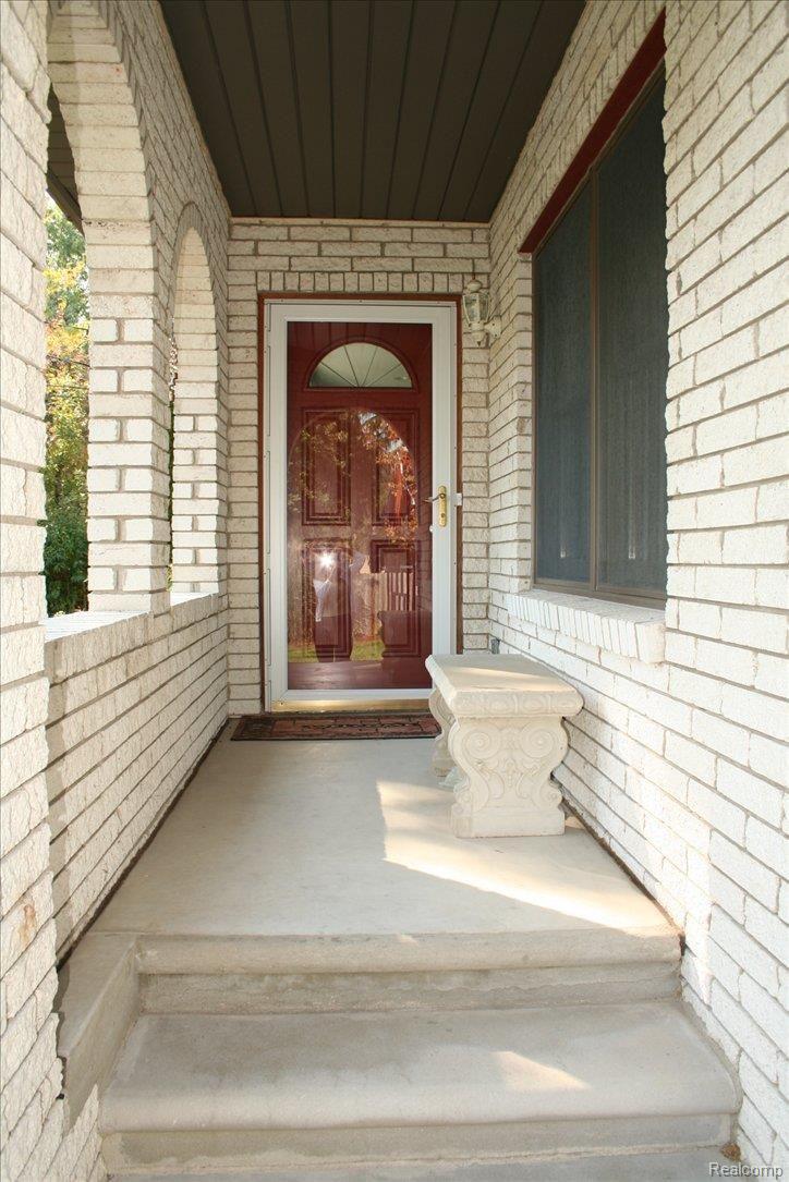 2973 Wisconsin Road Troy, MI 48083 - Photo 7 of 13 Covered Entrance