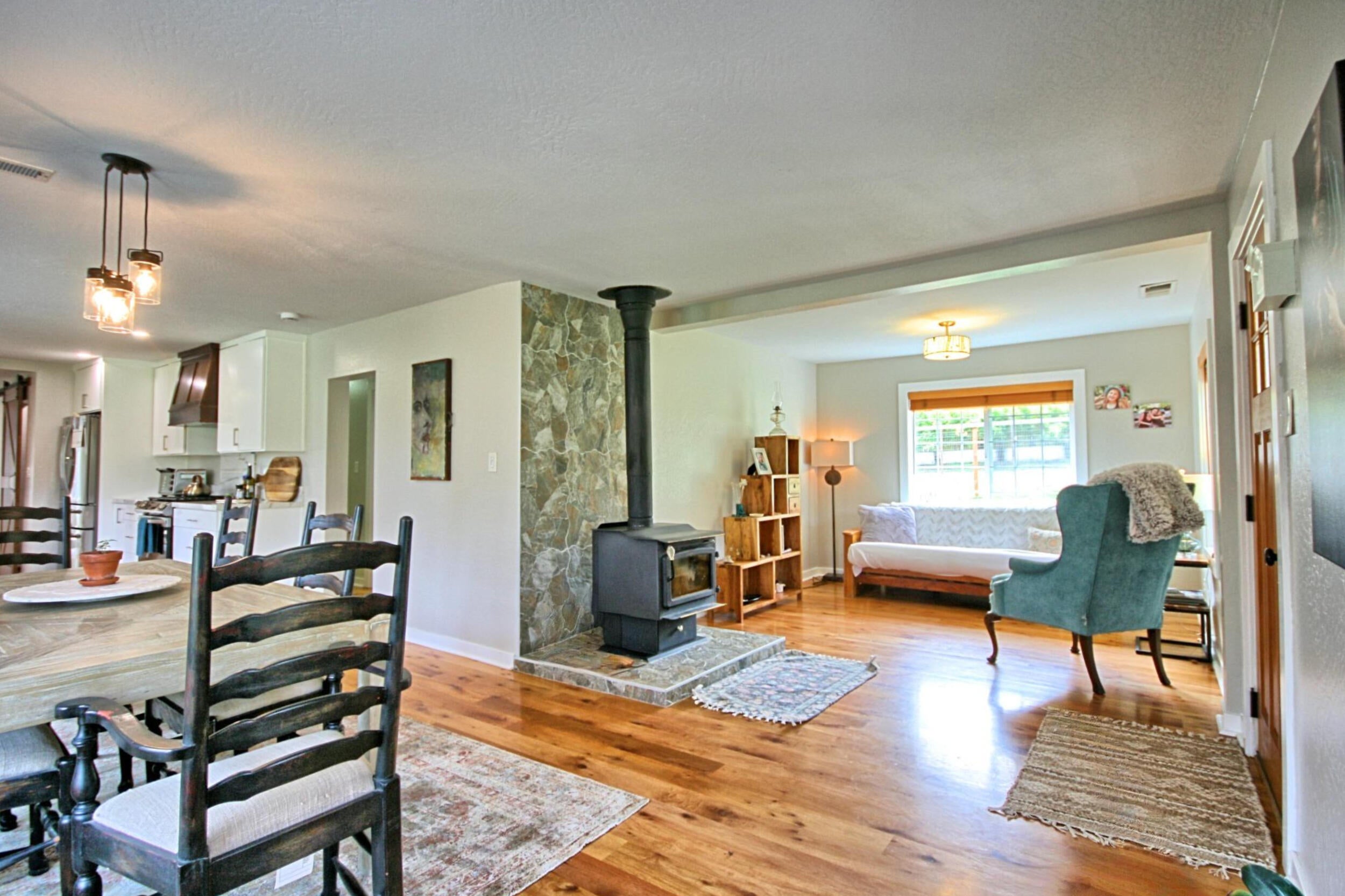 5355 Coleman Creek Road Medford, OR 97501 - Photo 8 of 76 open living space