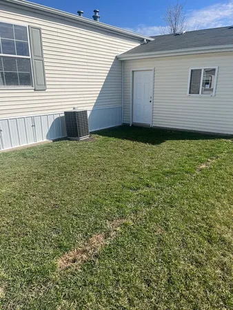 a view of a backyard