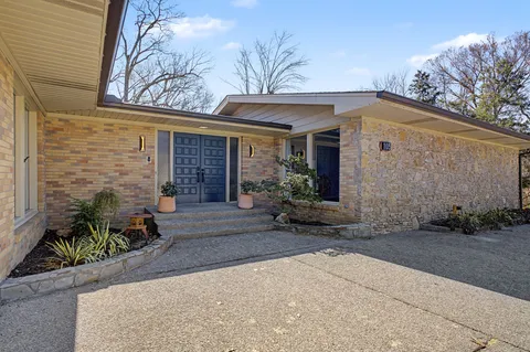 a view of entryway in front of house