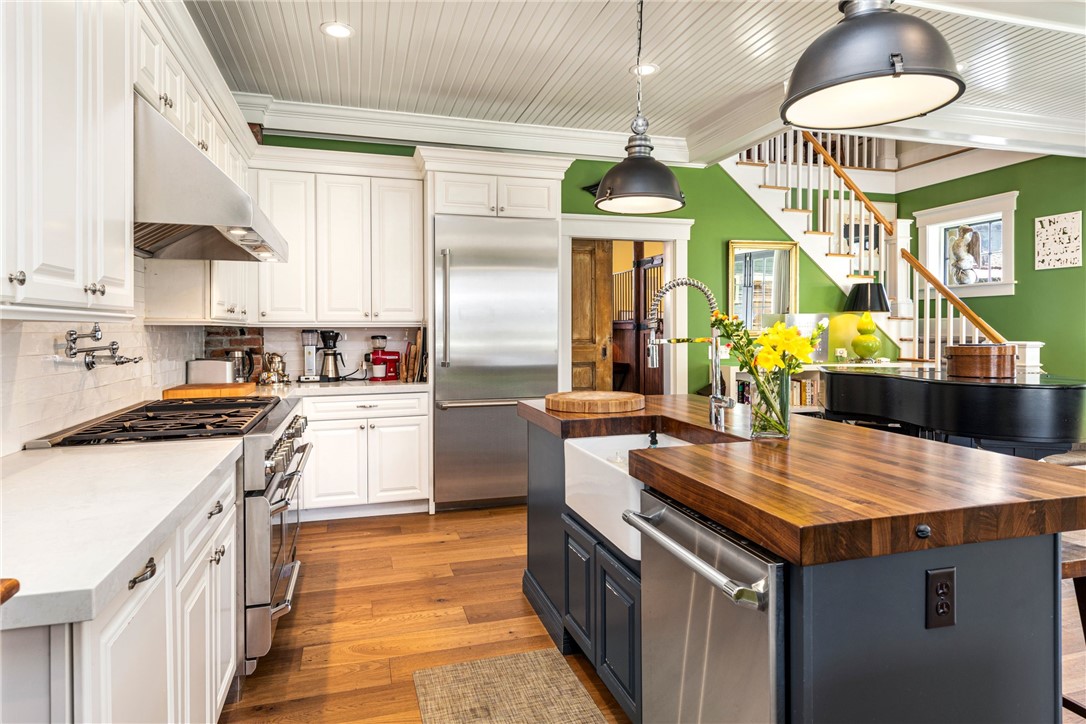 33 Everett Street Newport, RI 02840 - Photo 13 of 44 Chef's gourmet kitchen, Thermador appliances.