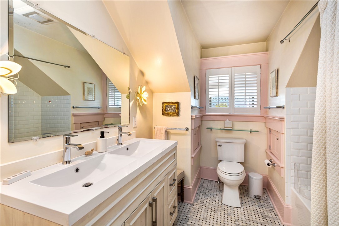 33 Everett Street Newport, RI 02840 - Photo 21 of 44 Guest bathroom with tub & shower..