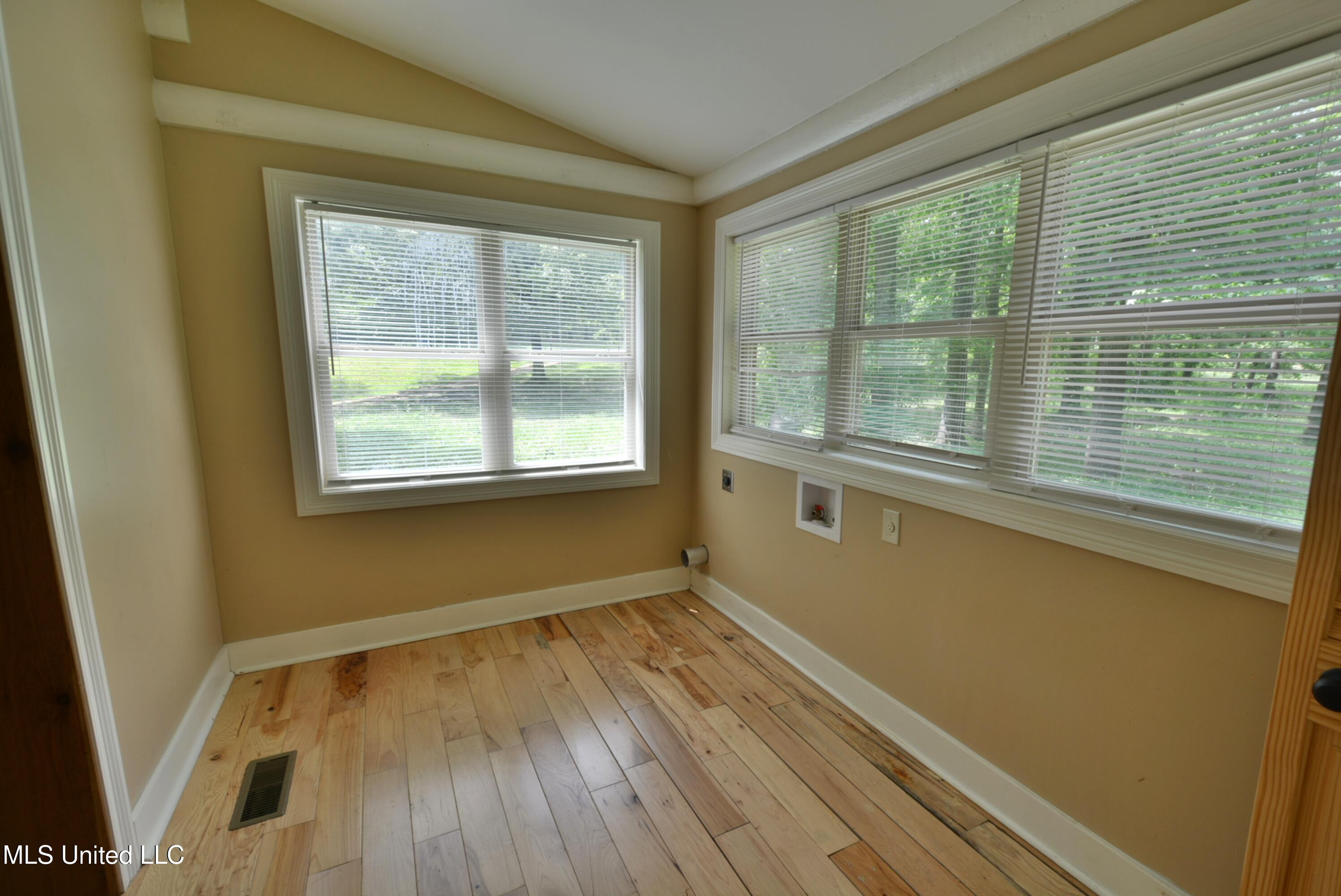 3490 Sherrod Road Nesbit, MS 38651 - Photo 16 of 29 Laundry