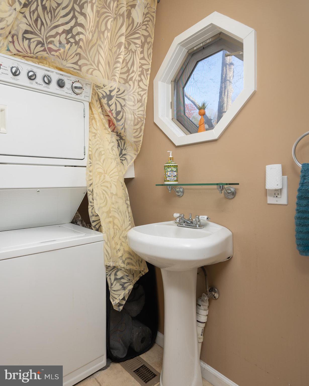 11999 Manning Road Manassas, VA 20112 - Photo 18 of 76 a bathroom with a sink and mirror