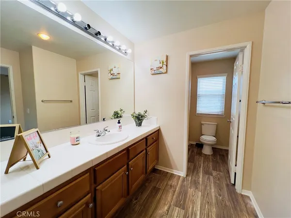 a en suite bathroom with a double vanity sink and a mirror