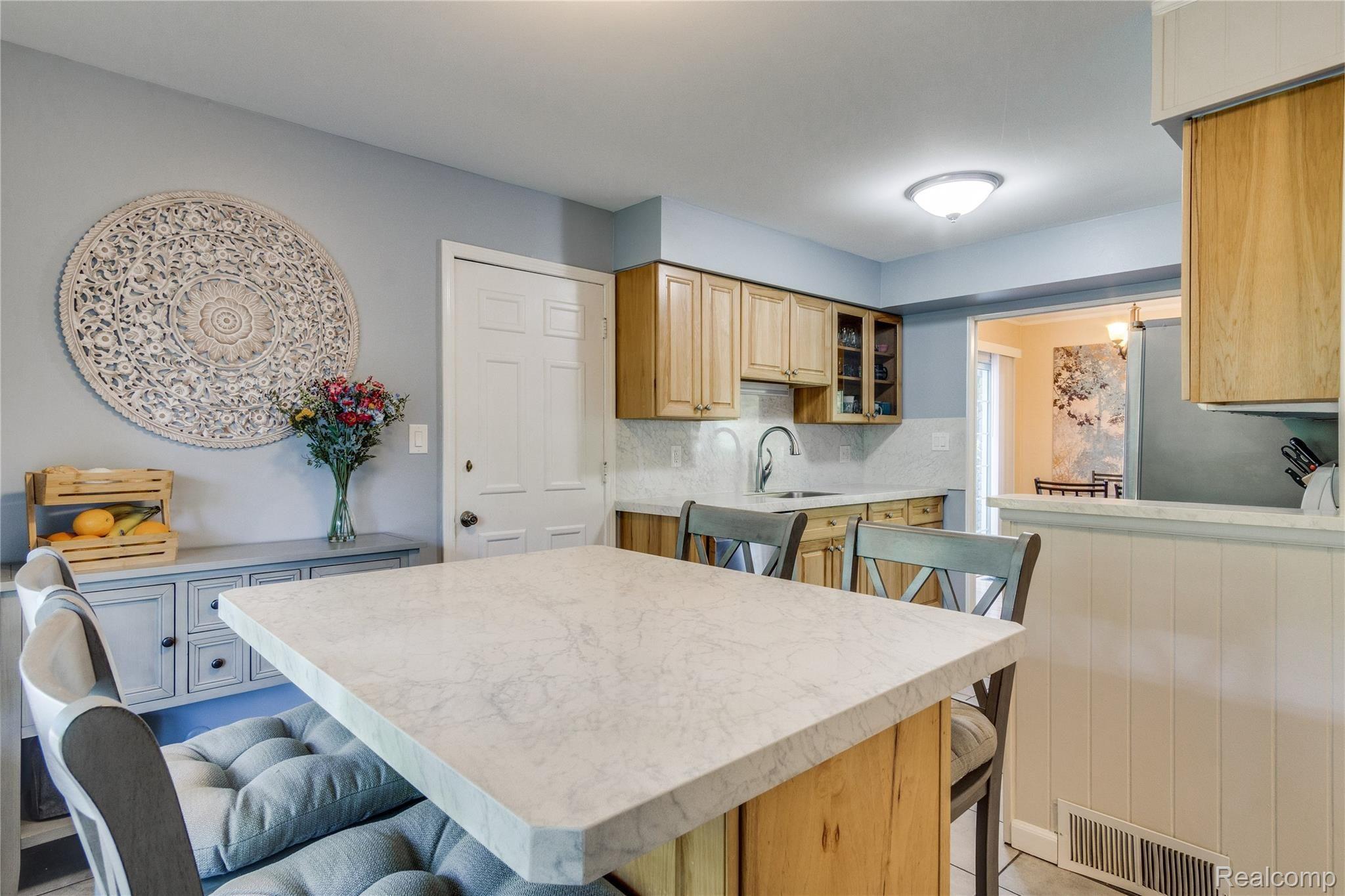 28015 Ridgebrook Road Farmington, MI 48334 - Photo 3 of 35 Interiors (4 of 35).jpg