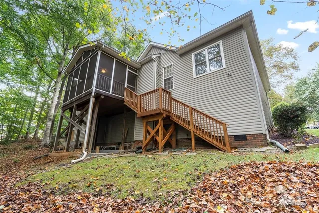 a view of a backyard