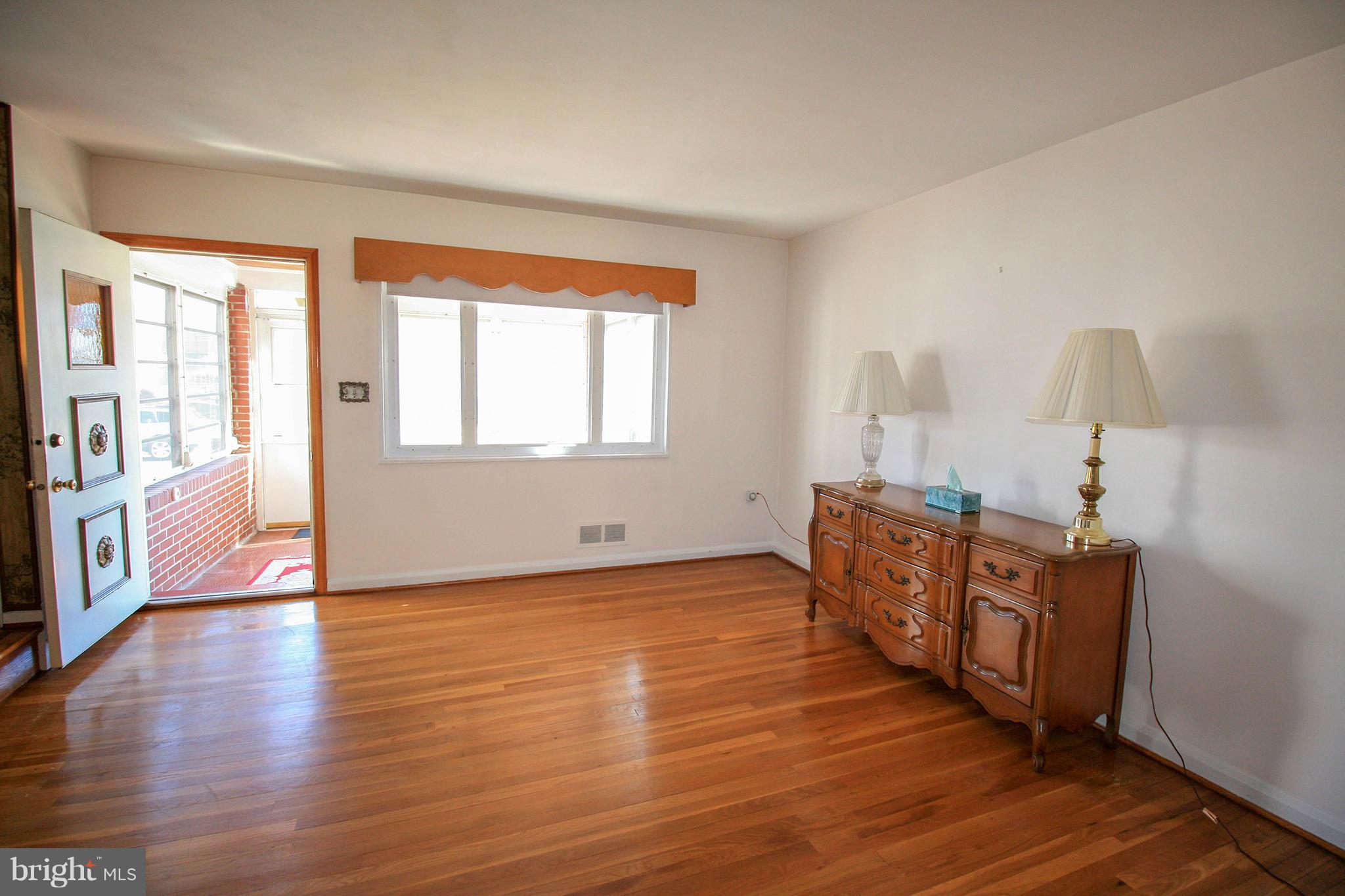 1914 Ormand Road Baltimore, MD 21222 - Photo 16 of 26 Living Room