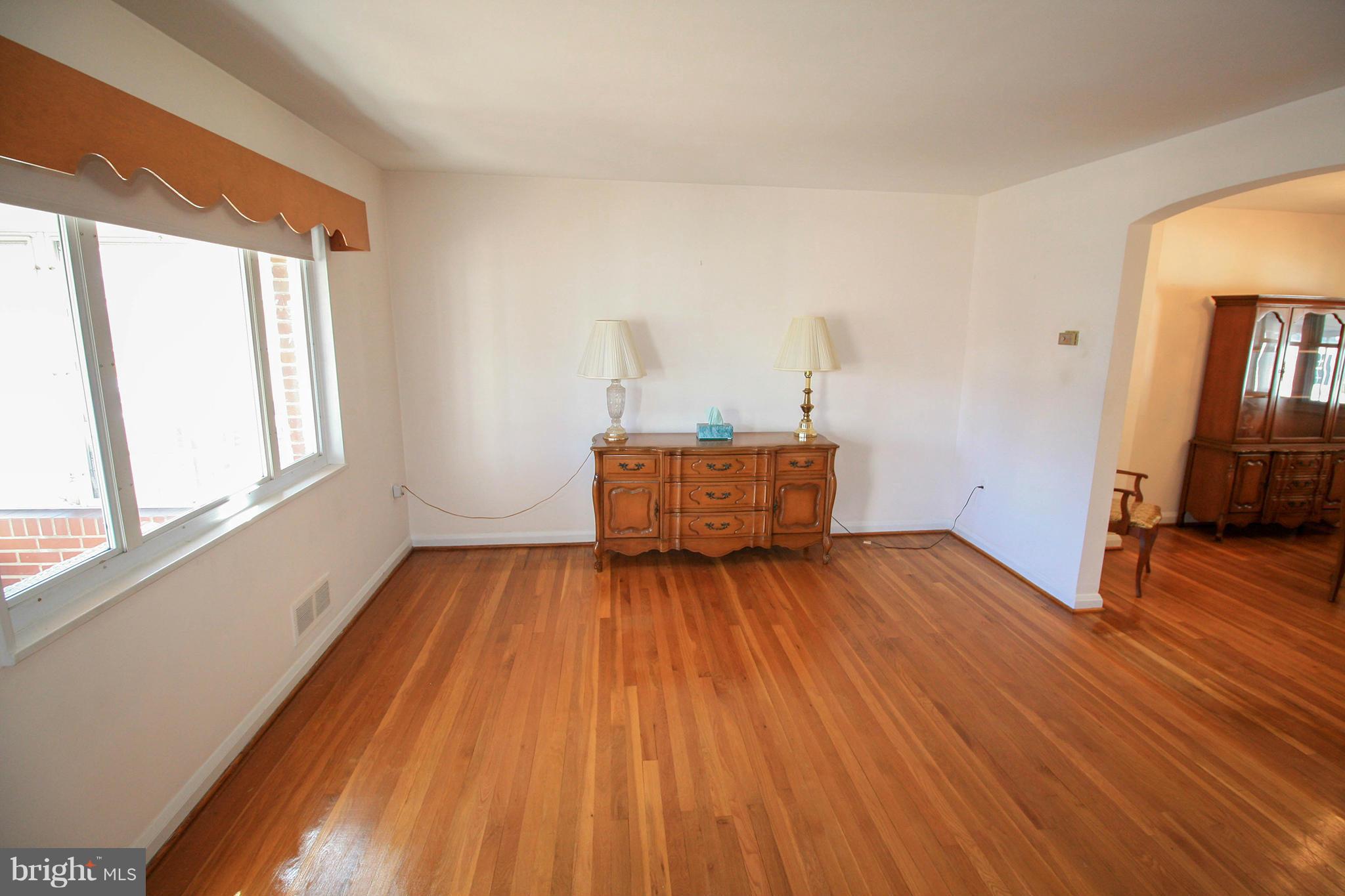 1914 Ormand Road Baltimore, MD 21222 - Photo 17 of 26 Living Room