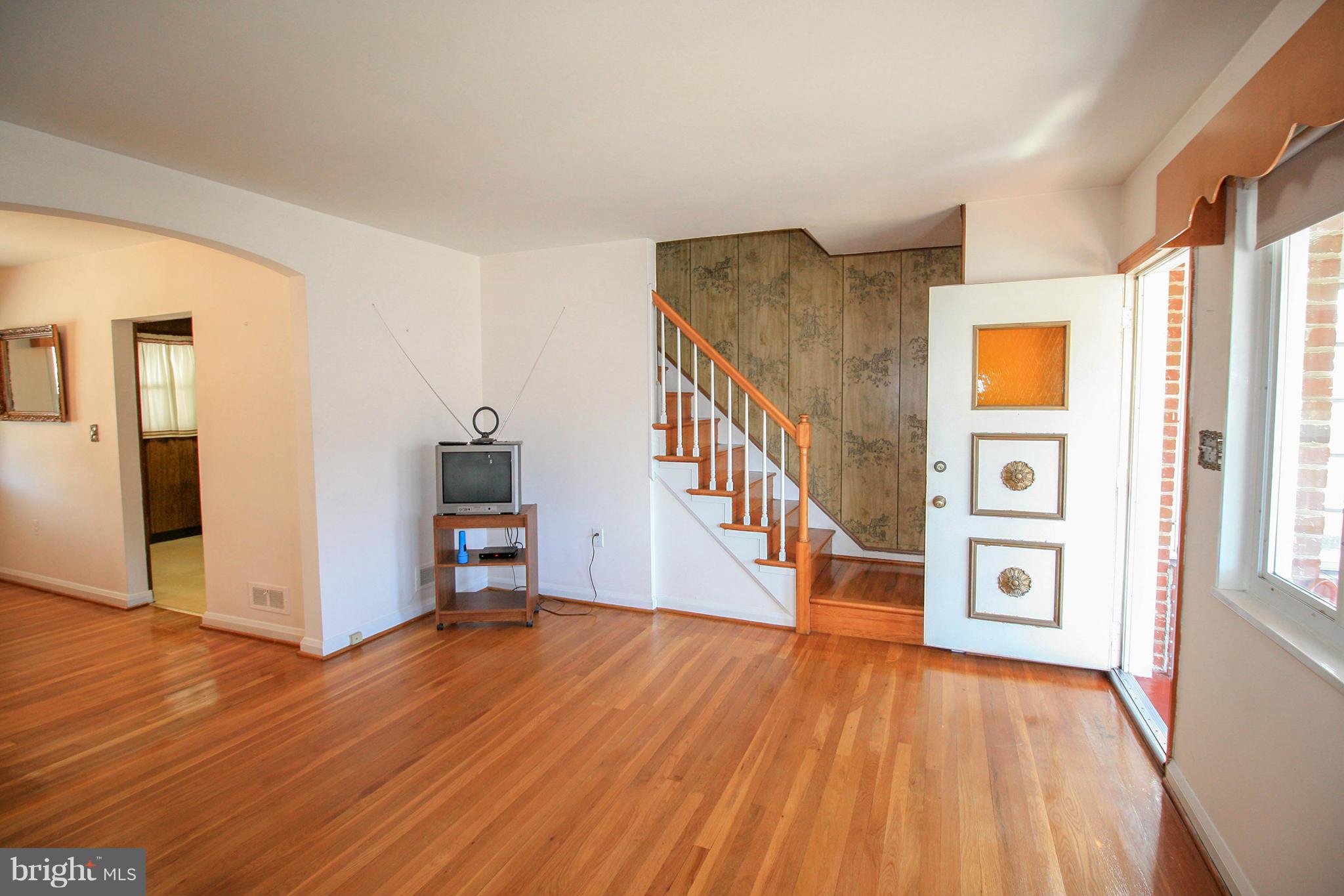1914 Ormand Road Baltimore, MD 21222 - Photo 18 of 26 Living Room