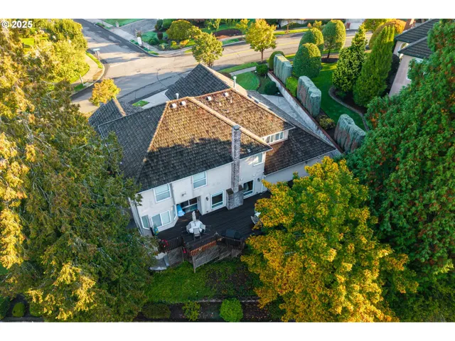 a view of a house with a outdoor space