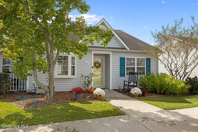 $284,500 | 301 Courtyard East, Unit 301, Beaufort, NC 28516