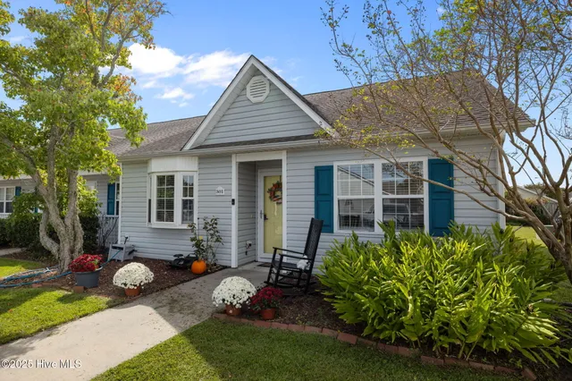 $284,500 | 301 Courtyard East, Unit 301, Beaufort, NC 28516