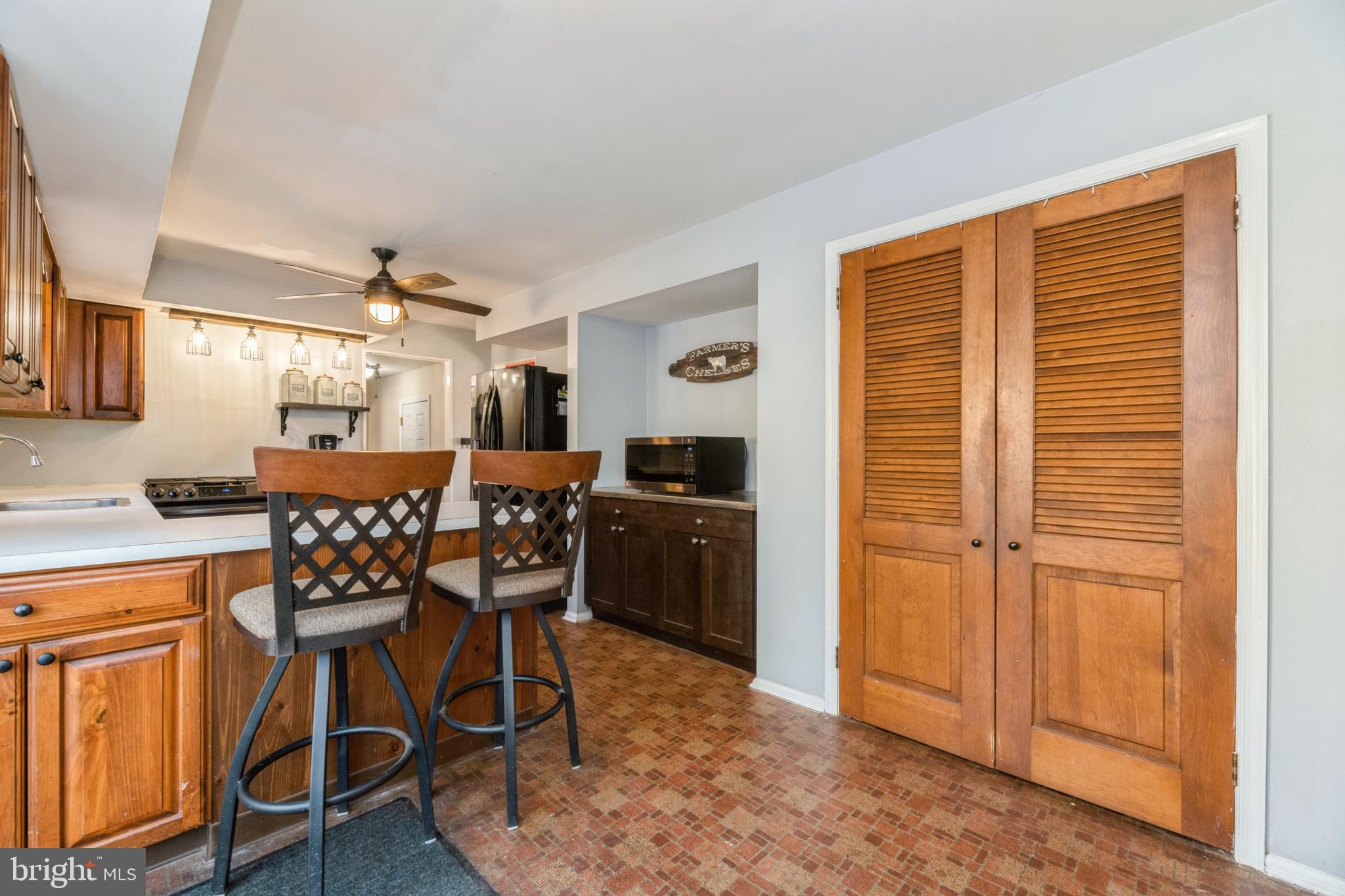 40 Willis Drive Ewing, NJ 08628 - Photo 18 of 39 And take a seat and think some more . . .