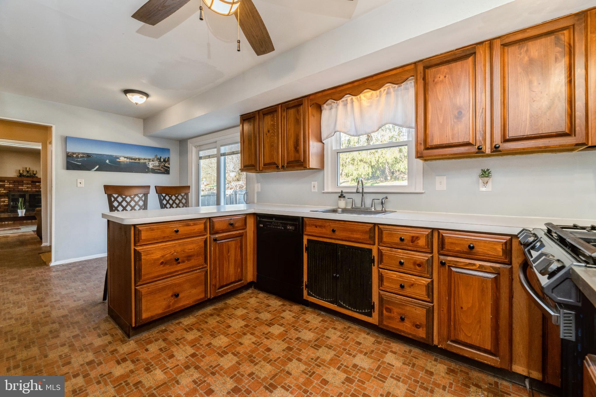 40 Willis Drive Ewing, NJ 08628 - Photo 20 of 39 Kitchen with breakfast area and counter seats