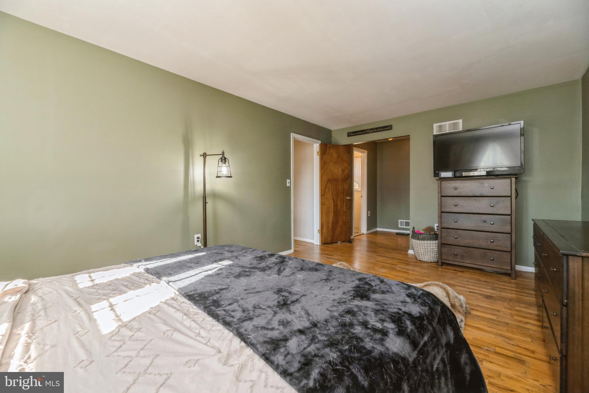 40 Willis Drive Ewing, NJ 08628 - Photo 25 of 39 And Walk-in Closet