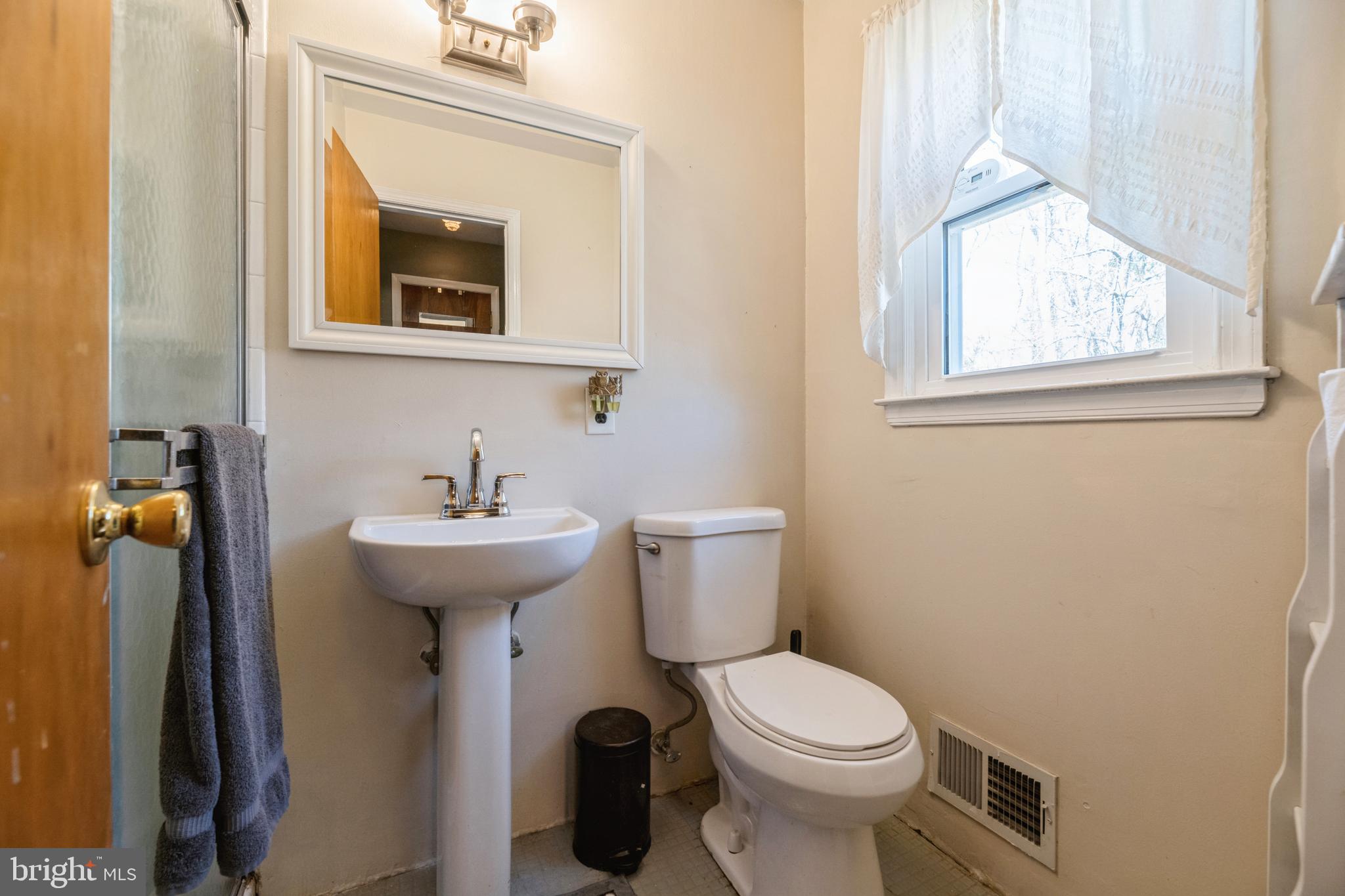 40 Willis Drive Ewing, NJ 08628 - Photo 26 of 39 Primary Bath w walk-in shower