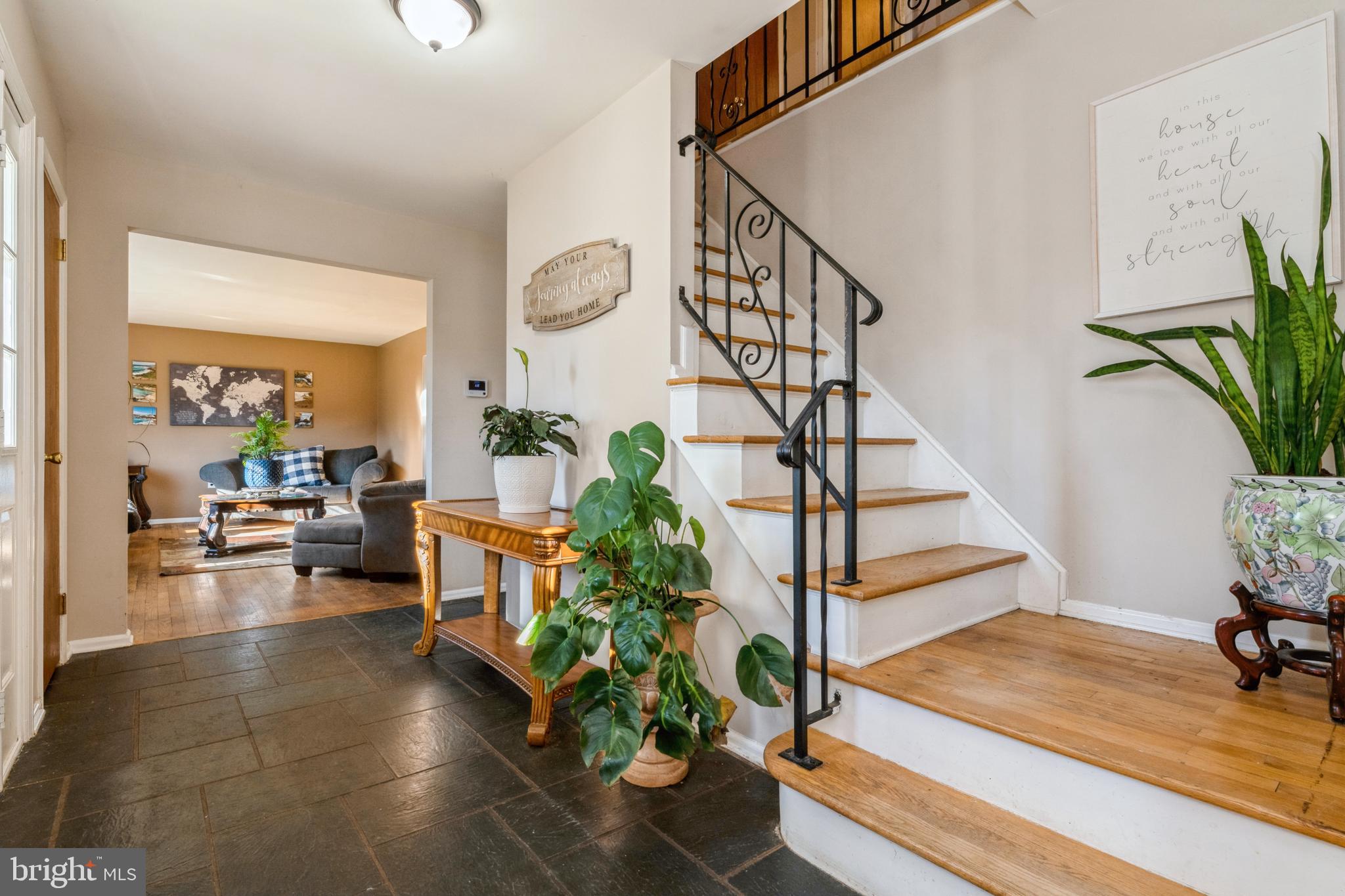 40 Willis Drive Ewing, NJ 08628 - Photo 3 of 39 The charm of an established home