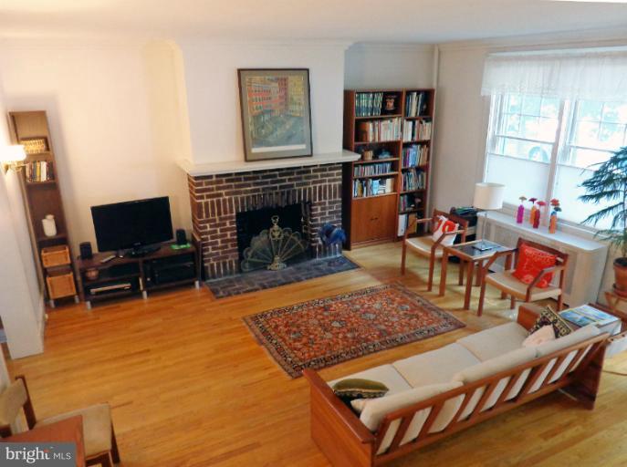 3931 Keswick Road Baltimore, MD 21211 - Photo 13 of 16 Living Room View 3