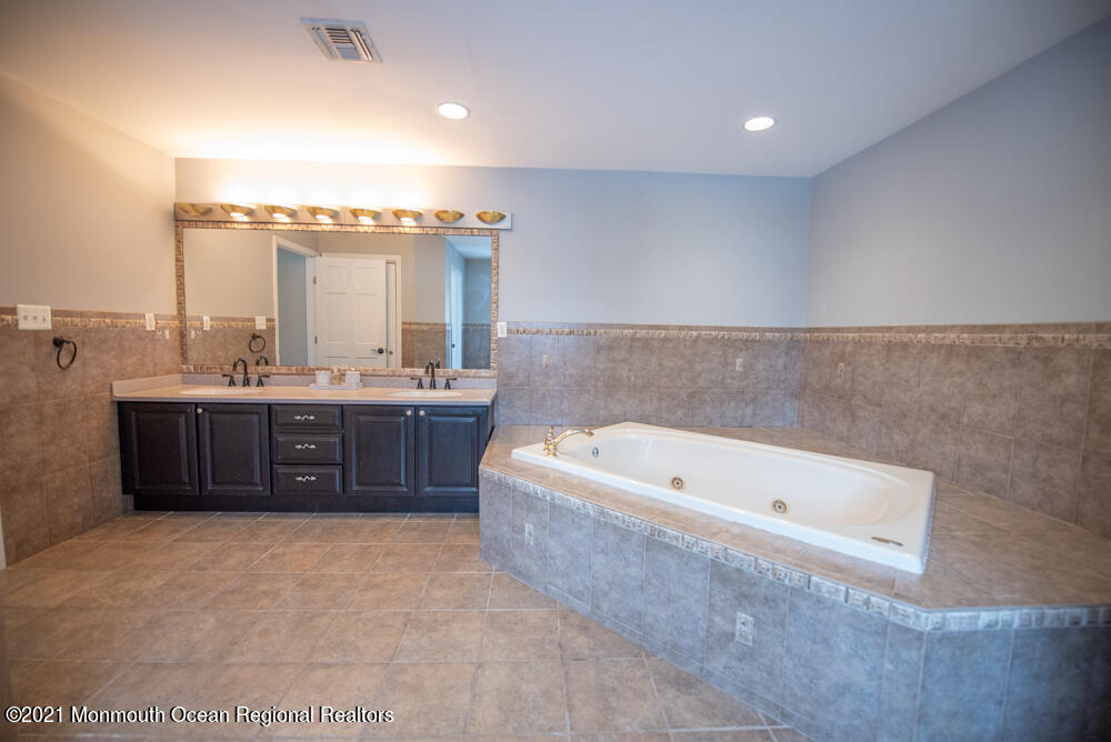 18 Kinney Road Manalapan, NJ 07726 - Photo 71 of 88 18 kinney master bath 3