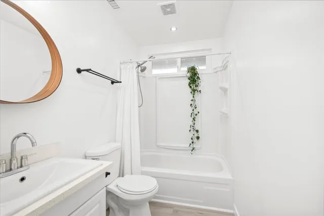 a view of livingroom with furniture