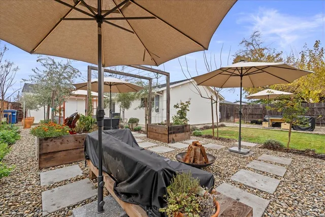 a view of a backyard