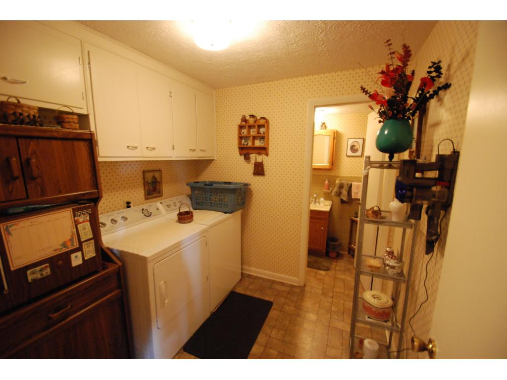 504 Montezuma Road Blountville, TN 37617 - Photo 17 of 24 LAUNDRY ROOM 7 12 BATH