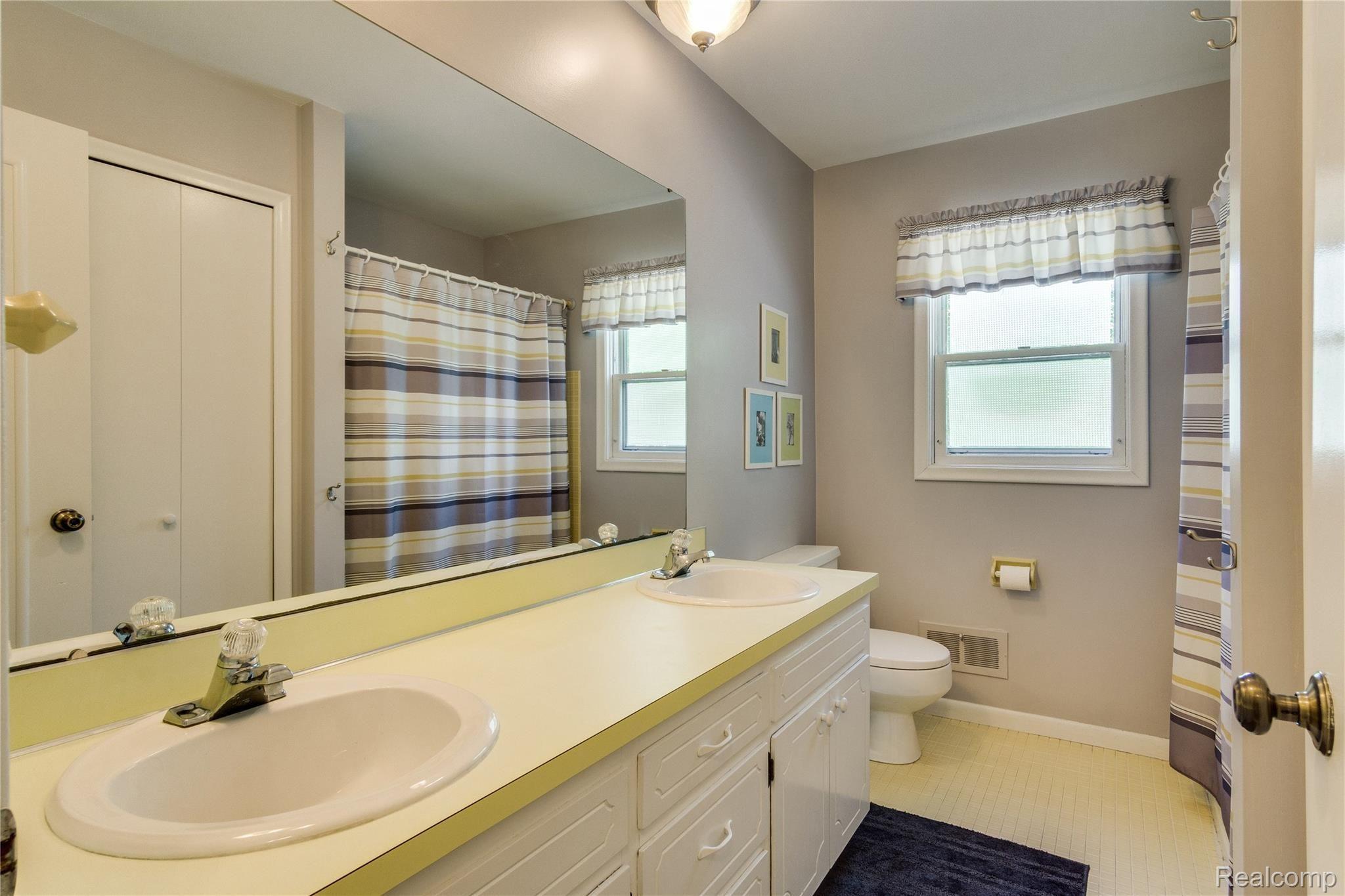 6404 Kings Pointe Road Grand Blanc, MI 48439 - Photo 24 of 38 Interiors (25 of 39).jpg