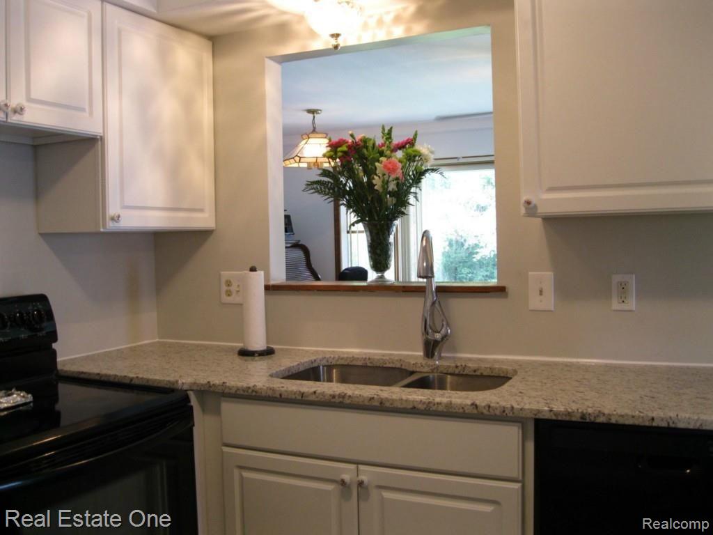 913 Vanderpool Avenue Troy, MI 48083 - Photo 4 of 31 Window to Family Rm