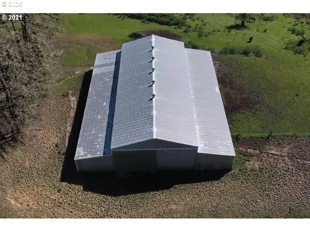 a view of a back yard