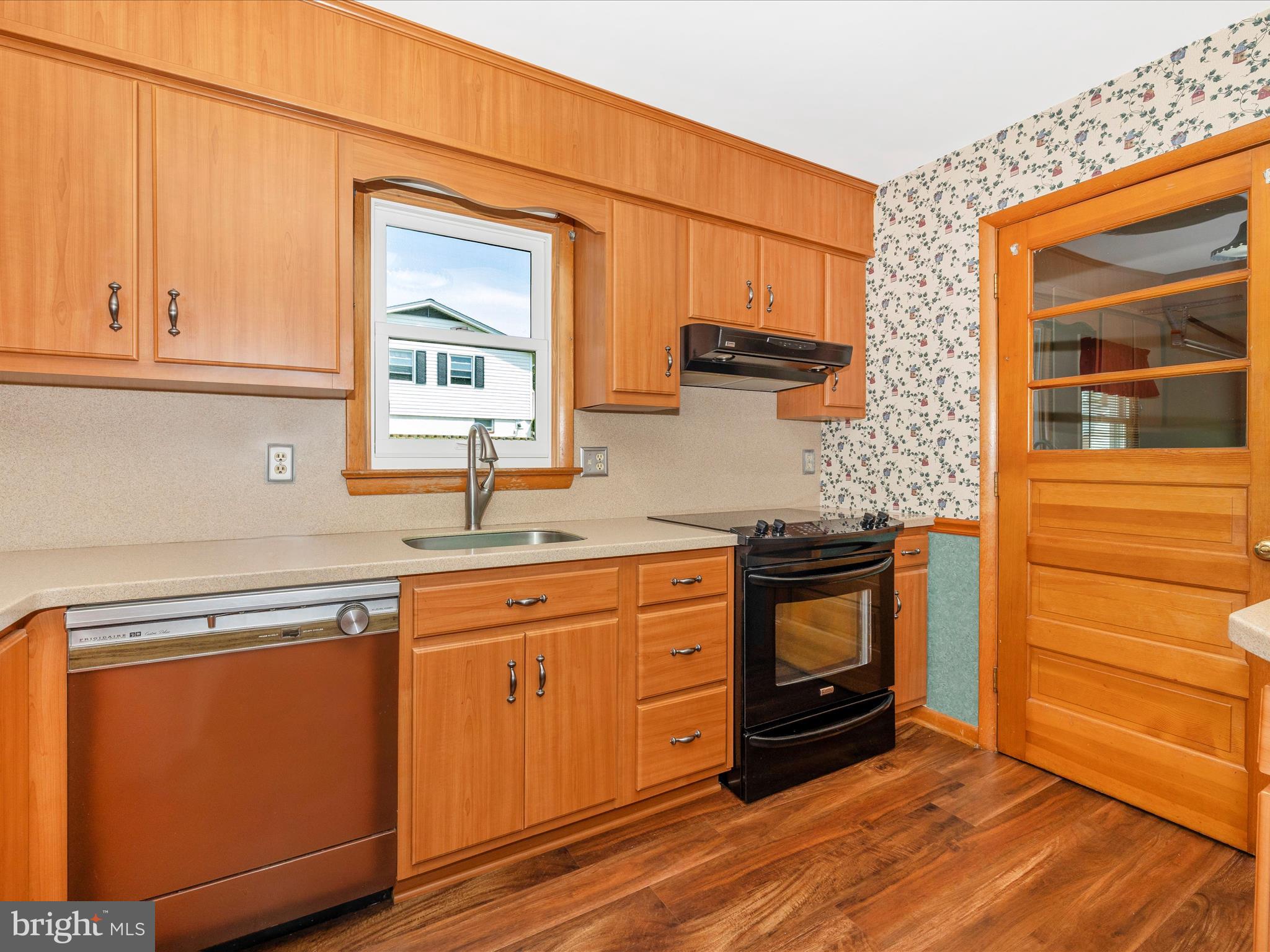 9203 Oak Tree Circle Frederick, MD 21701 - Photo 21 of 49 a kitchen with stainless steel appliances granite countertop a stove and a sink