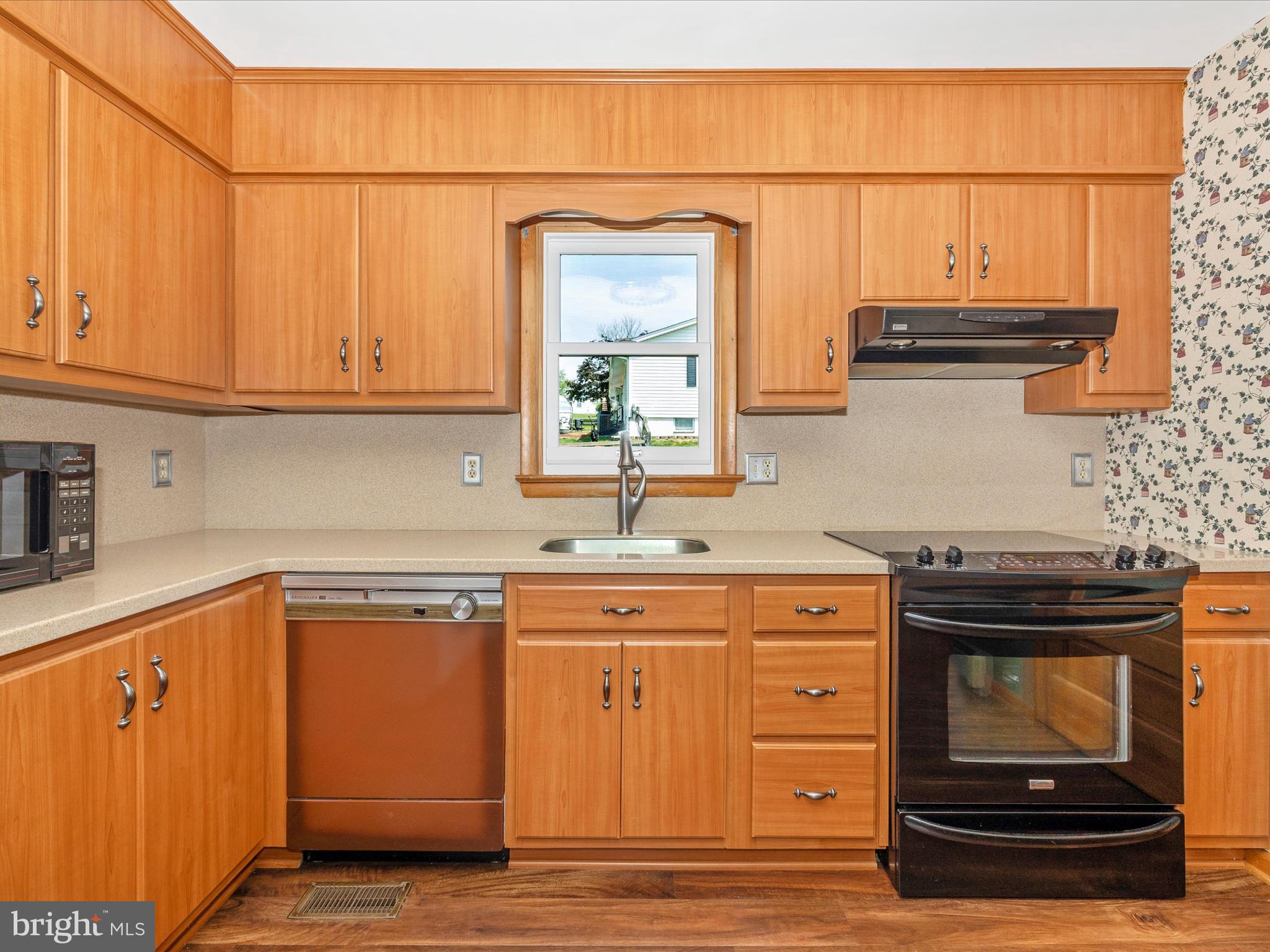 9203 Oak Tree Circle Frederick, MD 21701 - Photo 22 of 49 a kitchen with stainless steel appliances granite countertop a stove and a refrigerator