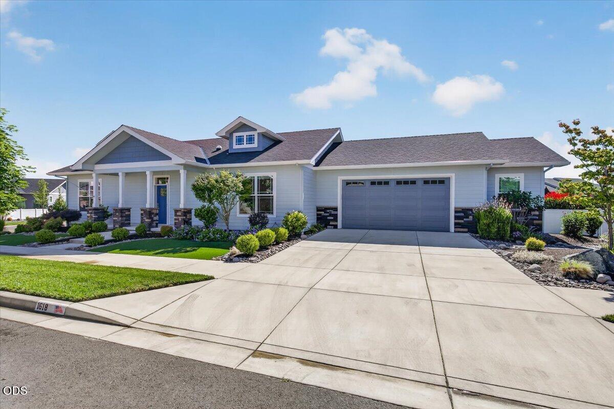 1618 River Run Street Central Point, OR 97502 - Photo 2 of 36