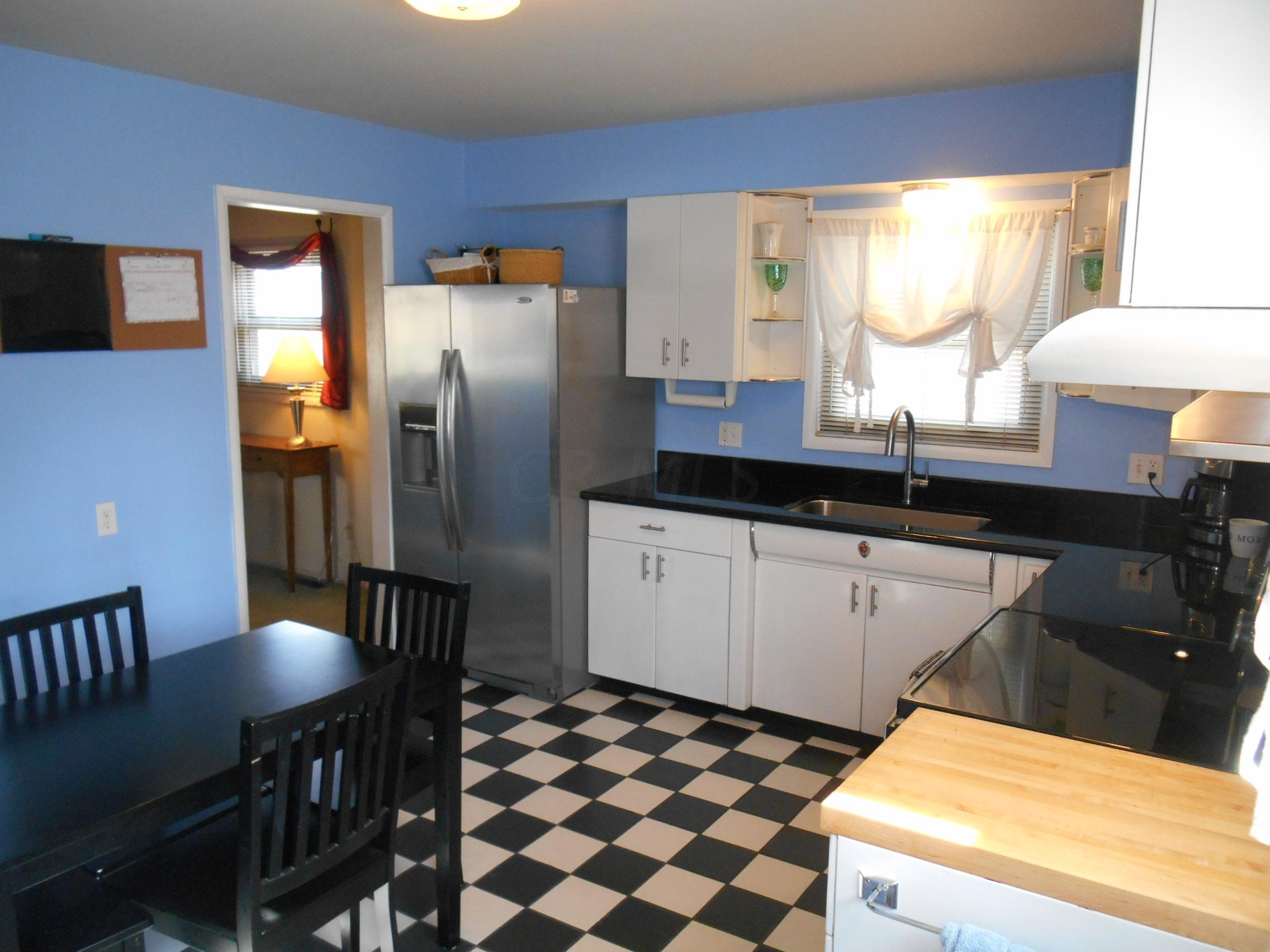2715 Nottingham Road Columbus, OH 43221 - Photo 2 of 20