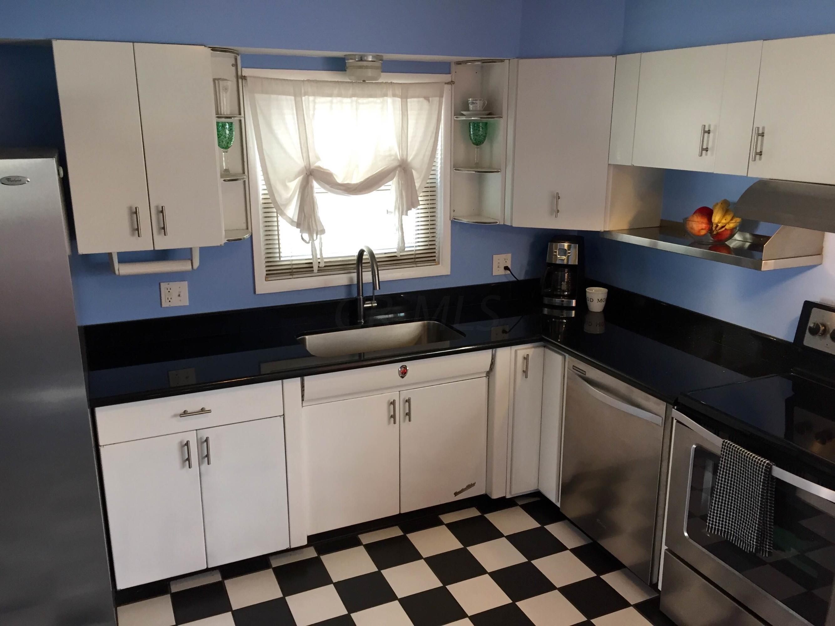 2715 Nottingham Road Columbus, OH 43221 - Photo 3 of 20