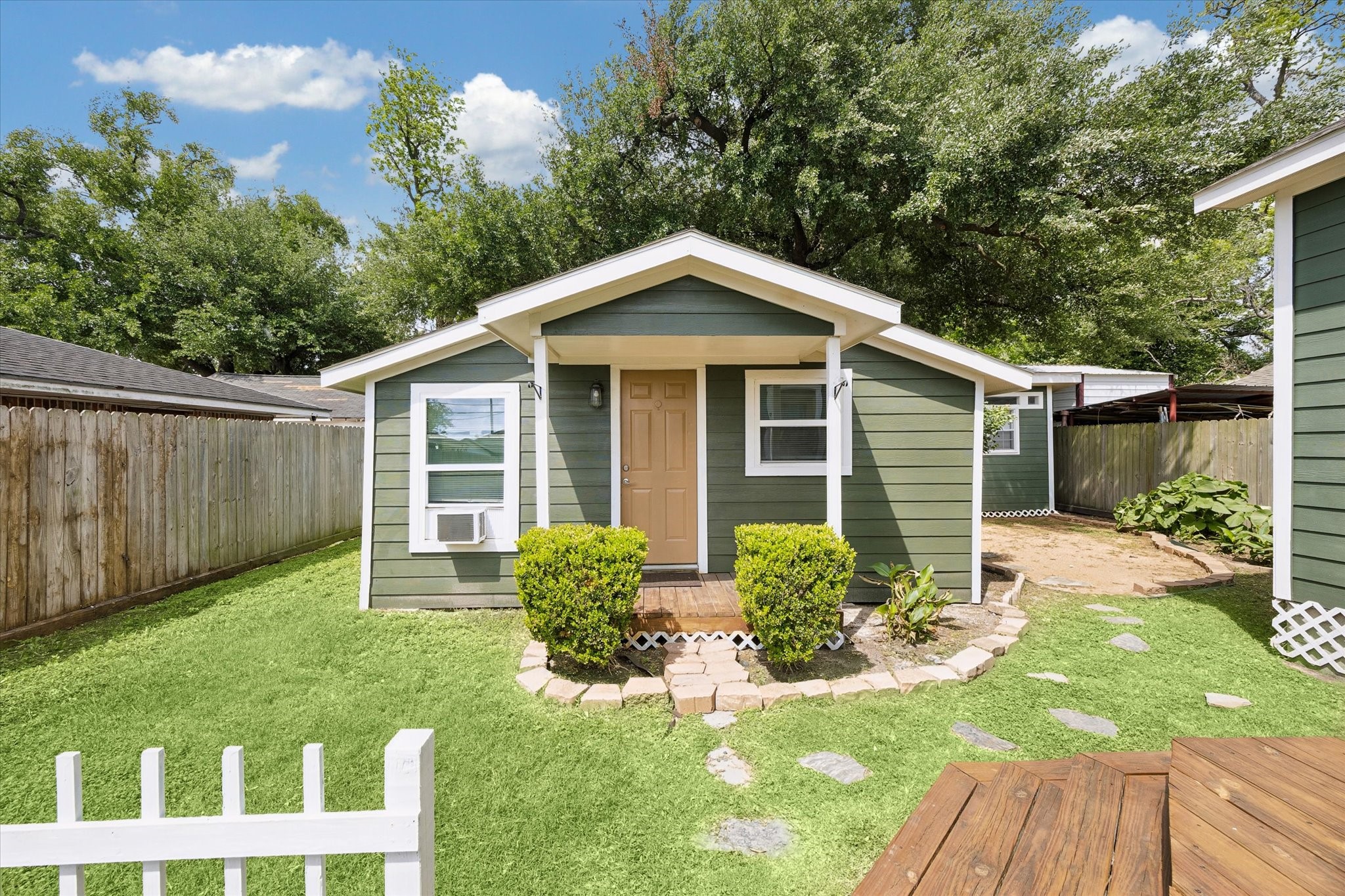 5105 Chapman Street Houston, TX 77009 - Photo 36 of 49 Cutest Casita/Garage Apt! COVERED PORCH!