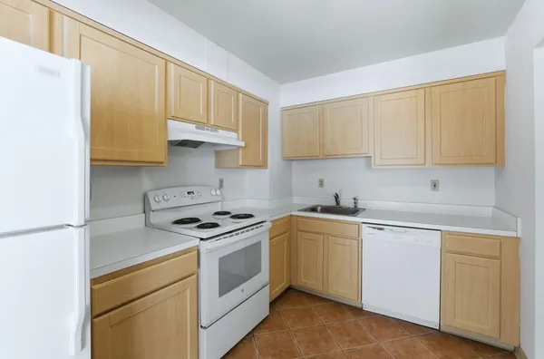 $2,200 | 1111 River Road, Unit C6, Edgewater, NJ 07020