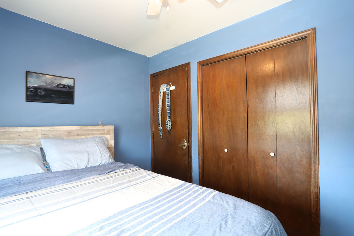 4624 Thornbark Drive Hoffman Estates, IL 60192 - Photo 15 of 30 a bedroom with a bed and a painting on the wall