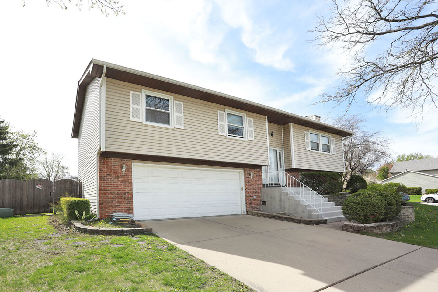 4624 Thornbark Drive Hoffman Estates, IL 60192 - Photo 2 of 30 a front view of a house with a yard and garage