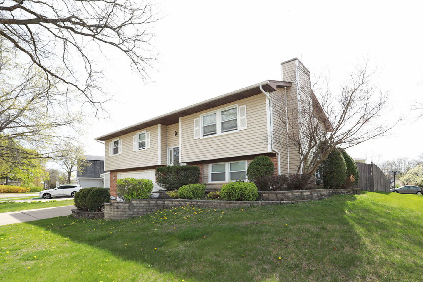 4624 Thornbark Drive Hoffman Estates, IL 60192 - Photo 3 of 30 a front view of a house with a yard and garage