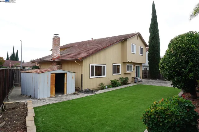 a view of a yard in front of house