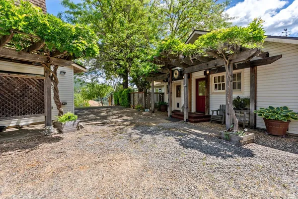 $1,050,000 | 3760 King Ranch Road, Ukiah, CA 95482