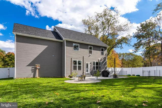 a view of a house with backyard and porch