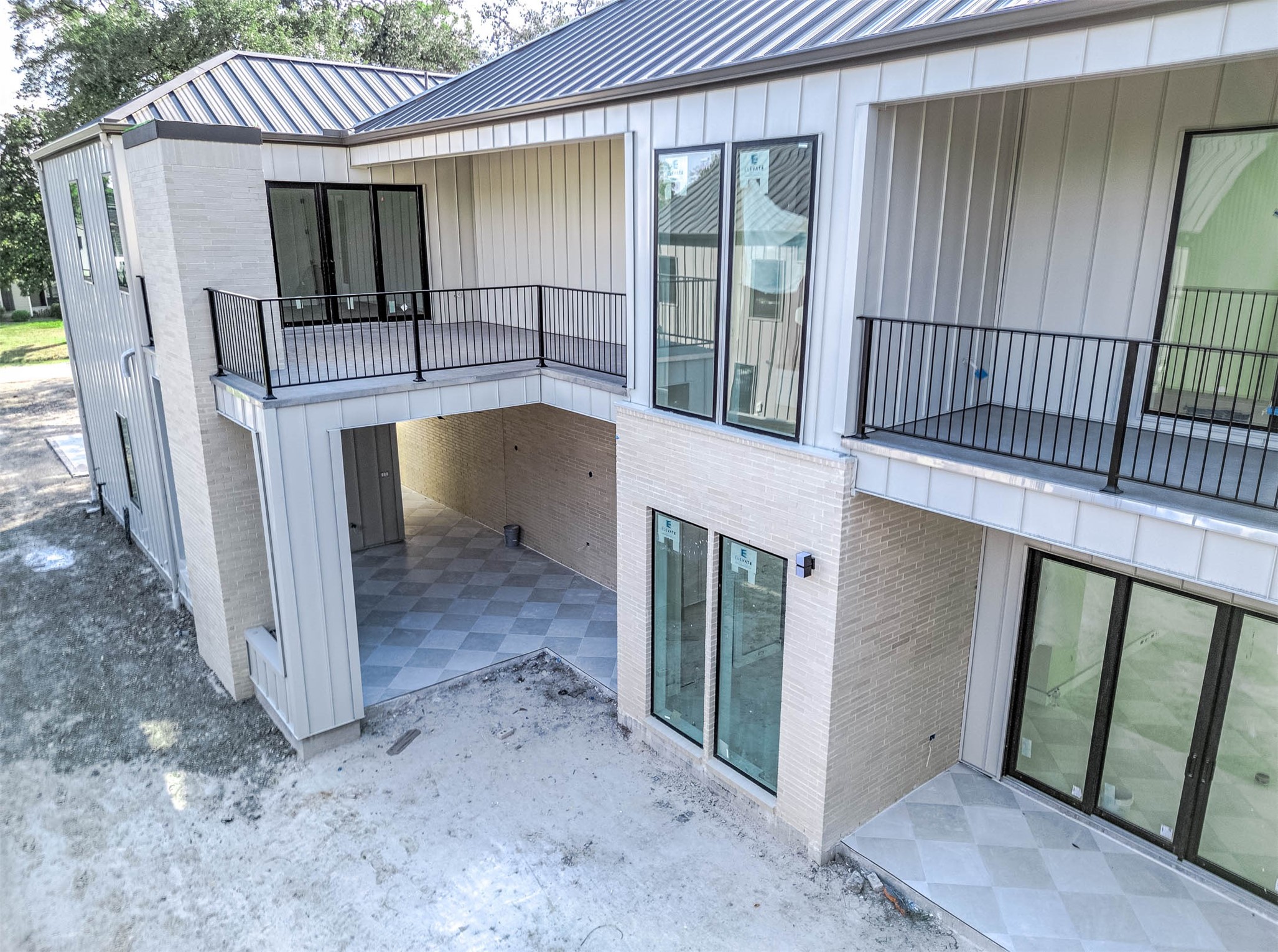 408 West 30th Street Houston, TX 77018 - Photo 17 of 27 a view of balcony with furniture and garden
